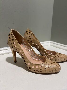 Carlo Pazolini Classic Tan Cutout Pump - Women's High Heels:size 38 (size 7)